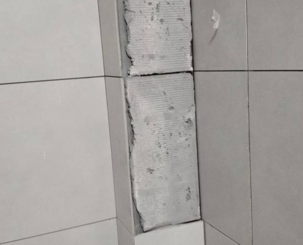 岳麓瓷砖空鼓维修公司分享下瓷砖施工前基层浇水润湿程度不足，可能导致以下问题