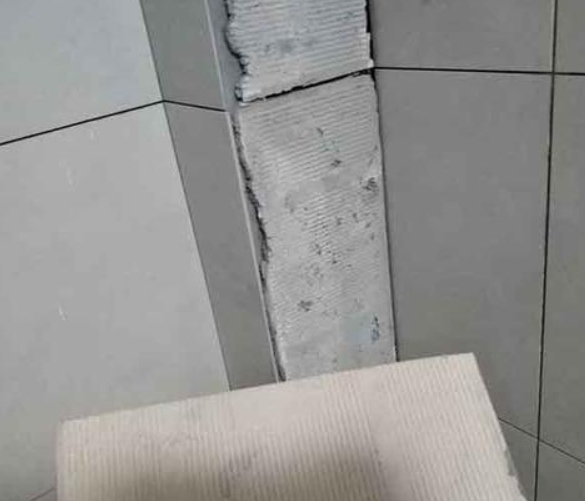 岳麓瓷砖空鼓维修公司分享下厨房瓷砖脱落的补救措施。
